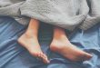 a cold feet in bed 110x75 - علت سرد شدن پاها
