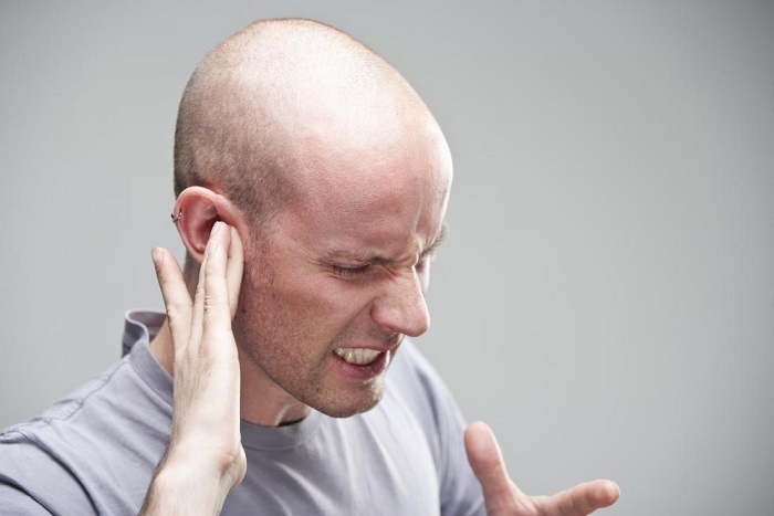 man with an earache - علت کیپ شدن ناگهانی گوش